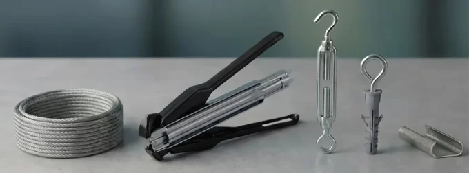 Montáž sítě proti holubům na ocelové lanko