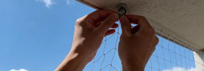 Montáž sítě proti holubům na balkon